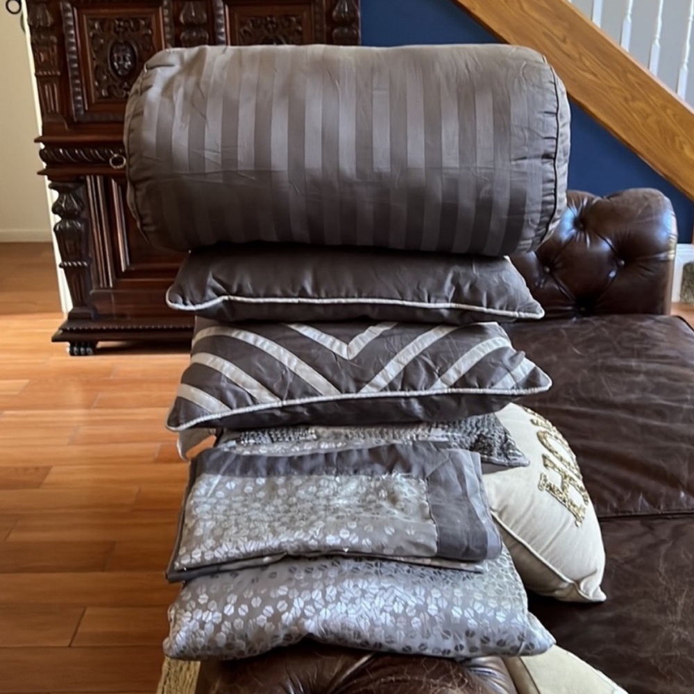 Madison Park Queen Duvet with
2 Standard Shams and 4 Throw Pillows - Picture 3 of 10